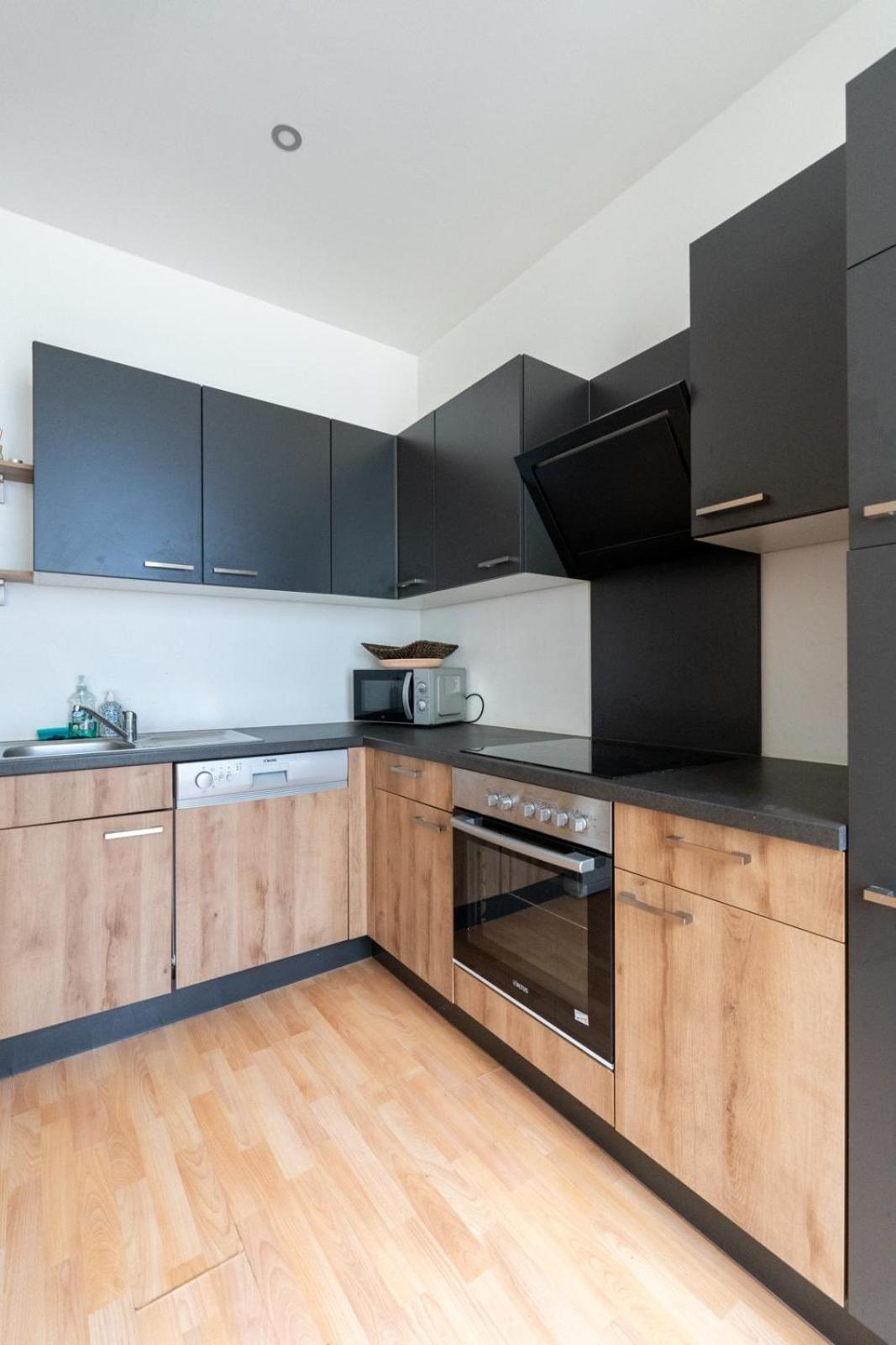 Spacious Stone Central Apartment Wien