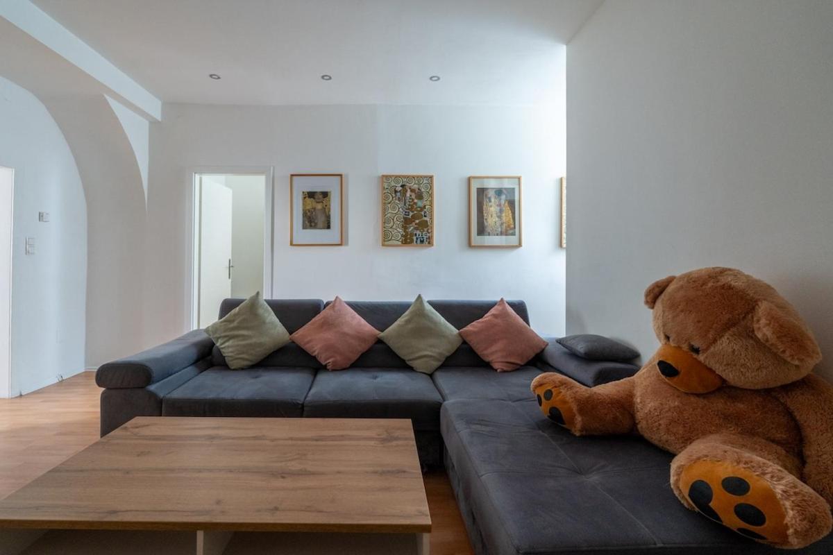Spacious Stone Central Apartment Wien