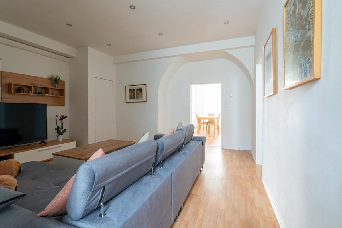 Spacious Stone Central Apartment Wien